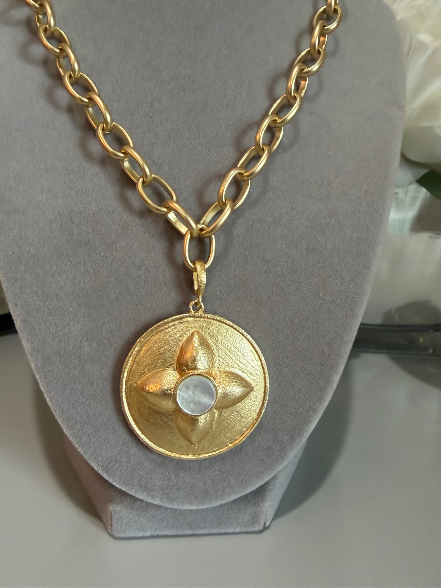 The Gold Clover Medalion Necklace