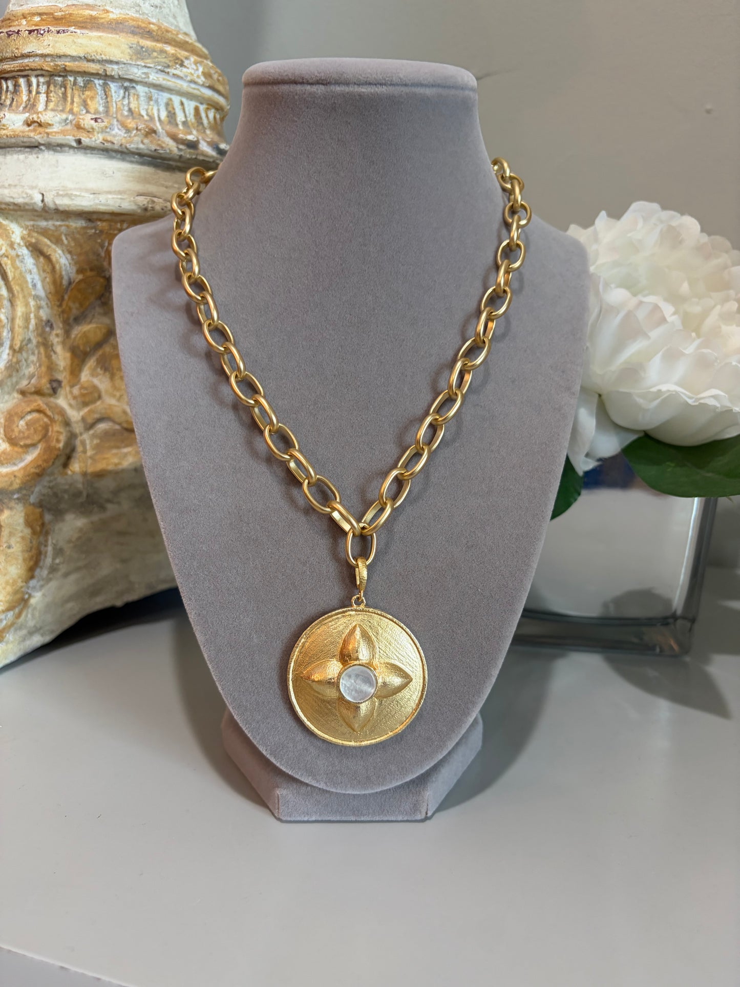 The Gold Clover Medalion Necklace